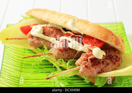 Französisches Baguette mit Hackfleisch Kebab Stockfoto