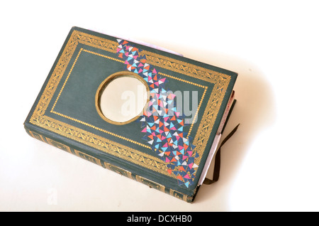 Alte geprägte Hardcover-Buch mit Spiegel auf Vorderseite Stockfoto