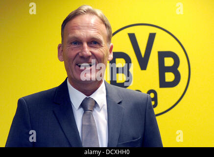 Dortmund, Deutschland. 22. August 2013. Borussia Dortmund-CEO Hans-Joachim Watzke lächelt der Borussia Dortmund-Bilanz-Pressekonferenz in Dortmund, Deutschland, 22. August 2013. Die Bundesligisten erzielt Rekordumsatz im Geschäftsjahr 2012/2013. Foto: CAROLINE SEIDEL/Dpa/Alamy Live News Stockfoto