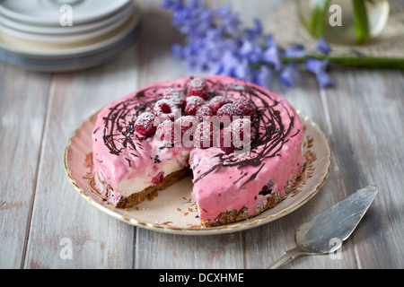 Käsekuchen mit Erdbeeren auf dem Holztisch Stockfoto