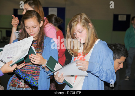 Zwei Studentinnen ihre GCSE Prüfungsergebnisse an ihrer Schule im Vereinigten Königreich zu überprüfen. Stockfoto