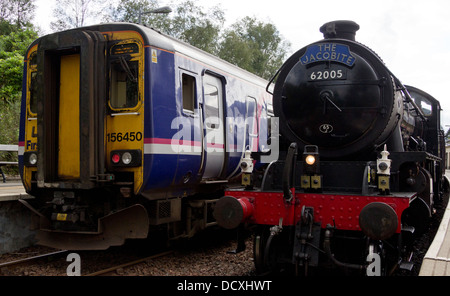 Der Jacobite Dampfzug bei Glenfinnan Schottland UK Stockfoto