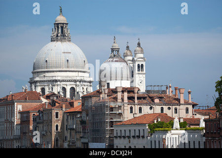 Santa Maria della Salute Basilika aus dem Blickwinkel der Accademia-Brücke (Venedig - Italien) gesehen. La Basilique "Salute". Stockfoto