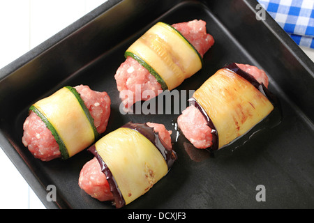 Hackfleisch / Faschiertes, eingehüllt in Scheiben Auberginen und zucchini Stockfoto