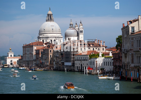 Santa Maria della Salute Basilika aus dem Blickwinkel der Accademia-Brücke (Venedig - Italien) gesehen. La Basilique "Salute". Stockfoto