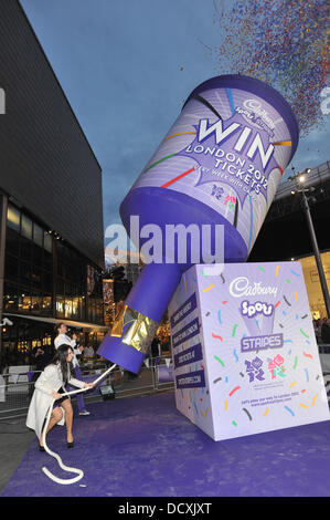 Christine Bleakley erscheint eine riesige Cadbury Partyspaß voll von Olympia und Paralympics Tickets bei Westfield Stratford. London, England - 20.12.11 Stockfoto