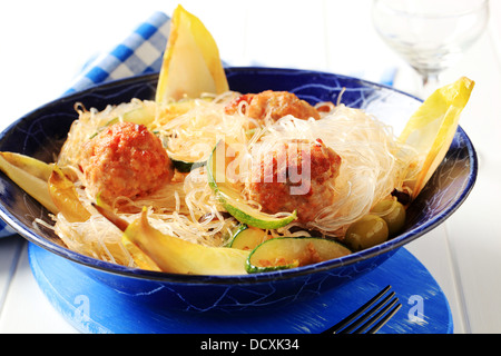 Gericht von Frikadellen mit Zellophan Nudeln und Gemüse Stockfoto