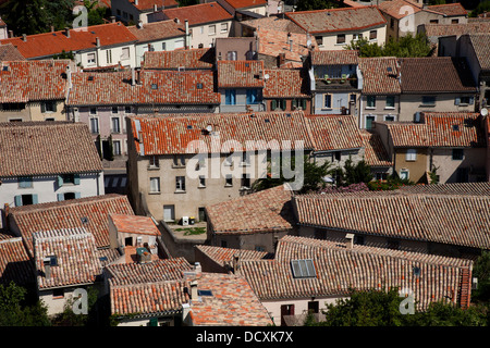 Aussicht auf die umliegende Stadt wie aus La Cite in Carcassonne im Languedoc im Süden Frankreichs gesehen. Stockfoto