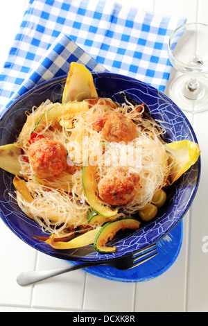 Gericht von Frikadellen mit Zellophan Nudeln und Gemüse Stockfoto