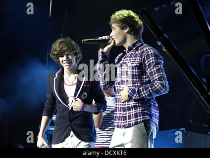 Von links nach rechts: Harry Styles und Liam Payne, der Durchführung einer Richtung live in Manchester O2 Apollo.  Manchester, England - 22.12.11 Stockfoto