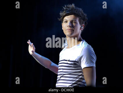 Louis Tomlinson, von One Direction, die live in Manchester O2 Apollo.  Manchester, England - 22.12.11 Stockfoto