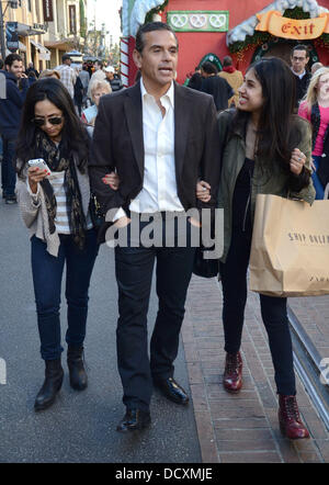 Antonio Villaraigosa, Bürgermeister von Los Angeles Geschäfte mit seinen Töchtern in The Grove Los Angeles, Kalifornien - 23.12.11 Stockfoto