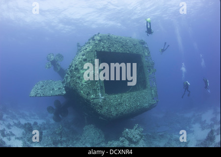 Taucher, die eine große versunkene Unterwasser Wrack erkunden Stockfoto