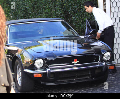 Halle Berry lässt in einem schwarzen Aston Martin V8 Vantage Volante nach dem Mittagessen in West Hollywood. Los Angeles, Kalifornien - 29.12.11 Stockfoto