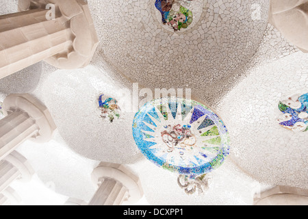 Parc Güell Spalten Mosaik Atrium Decke Stockfoto