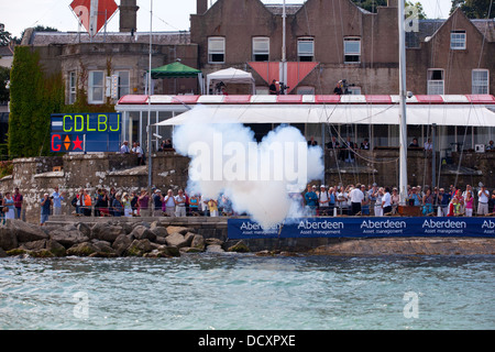 Rauchen Cannon Blast Royal Yacht Squadron Cowes Week Zuschauer yacht Racing Ende Anfang Aberdeen Asset Management Stockfoto