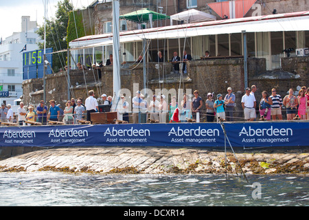 Rauchen Cannon Blast Royal Yacht Squadron Cowes Week Zuschauer yacht Racing Ende Anfang Aberdeen Asset Management Stockfoto