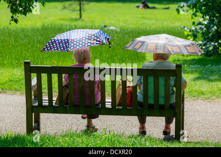 Zwei Frauen sitzen im Hyde Park London Stockfoto