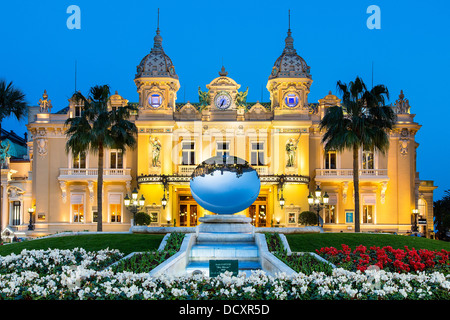 Monaco, Montecarlo, das Casino in der Abenddämmerung Stockfoto