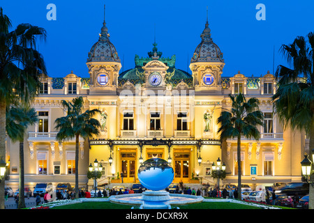 Monaco, Montecarlo, das Casino in der Abenddämmerung Stockfoto