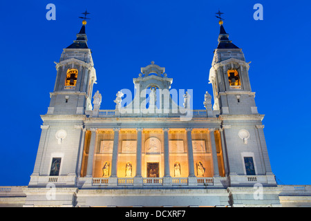 Madrid, Almudena-Kathedrale in der Abenddämmerung Stockfoto