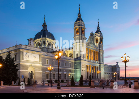 Madrid, Almudena-Kathedrale in der Abenddämmerung Stockfoto