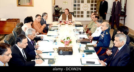 Islamabad, Pakistan. 22. August 2013. Premierminister Miam Muhammad Nawaz Sharif Vorsitz Verteidigung Committtee (DCC) Kabinettssitzung im Primeminister House in Islamabad am 22 august 2013 Handout von Pakistan Informtion Abteilung   (Foto von PID/Deanpictures/Alamy Live News) Stockfoto