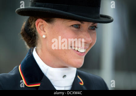 Herning, Dänemark. 22. August 2013. Deutsche Dressurreiterin Kristina Sprehe lächelt nach Durchführung ihrer Fähigkeiten mit ihrem Pferd Desperados während der Team-Wettbewerb der FEI Europameisterschaften in Herning, Dänemark, 22. August 2013. Foto: Jochen Luebke/Dpa/Alamy Live News Stockfoto