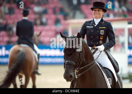 Herning, Dänemark. 22. August 2013. Deutsche Dressurreiterin Kristina Sprehe lächelt nach Durchführung ihrer Fähigkeiten mit ihrem Pferd Desperados während der Team-Wettbewerb der FEI Europameisterschaften in Herning, Dänemark, 22. August 2013. Foto: Jochen Luebke/Dpa/Alamy Live News Stockfoto