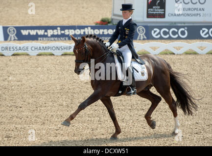 Herning, Dänemark. 22. August 2013. Deutsche Dressurreiterin Helen Langenhanenberg führt ihre Fähigkeiten mit ihrem Pferd Damon Hill während der Team-Wettbewerb der FEI Europameisterschaften in Herning, Dänemark, 22. August 2013. Foto: Jochen Luebke/Dpa/Alamy Live News Stockfoto