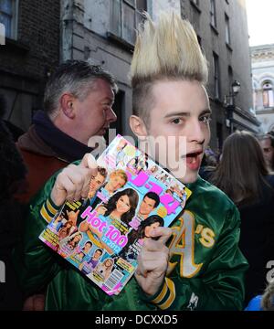 Jedward leeren Sie den Inhalt ihrer Garderobe Fahrer (einschließlich Bananen, Orangen, Cadbury Rosen, Blumen, T-shirts, Trainer und eine Flasche Ketchup!) über die Fenster bis zu den Hunderten von Mädchen im Teenageralter unten versammelt in The Olympia Stadium Tür wo Stockfoto