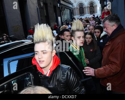 Jedward leeren Sie den Inhalt ihrer Garderobe Fahrer (einschließlich Bananen, Orangen, Cadbury Rosen, Blumen, T-shirts, Trainer und eine Flasche Ketchup!) über die Fenster bis zu den Hunderten von Mädchen im Teenageralter unten versammelt in The Olympia Stadium Tür wo Stockfoto