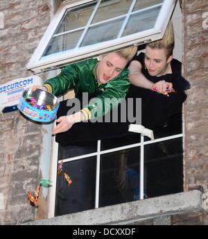 Jedward leeren Sie den Inhalt ihrer Garderobe Fahrer (einschließlich Bananen, Orangen, Cadbury Rosen, Blumen, T-shirts, Trainer und eine Flasche Ketchup!) über die Fenster bis zu den Hunderten von Mädchen im Teenageralter unten versammelt in The Olympia Stadium Tür wo Stockfoto