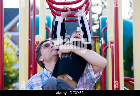 Aktiven behinderten fünf Jahre alten Jungen auf den Affen spielen bars wi Stockfoto