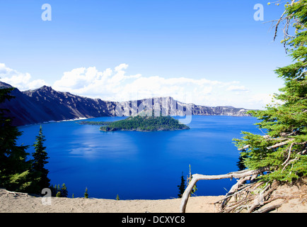 Deep blue Crater Lake of Oregon State, in the summer Stockfoto