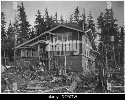 Dieses Foto zeigt eine indianische Schule in Hydaburg, Alaska, ab April 1914, die das Schulumfeld und Schüler indigener Abstammung während dieser Zeit zeigt. Stockfoto