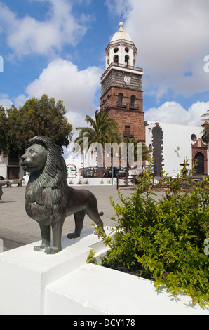 Löwenstatue und Kirche aus dem 16. Jahrhundert Nuestra Señora de Guadalupe, Teguise, Lanzarote, Kanarische Inseln Stockfoto