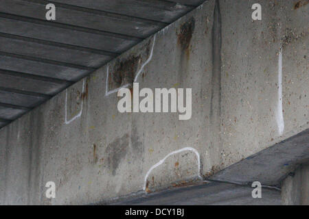 Nach der Schließung eines Abschnitts der A4 bei Hammersmith Flyover aufgrund einer Schwächung in seiner Struktur, einen Abschnitt von der M4-Überführung wird weiter entlang der gleichen Strecke, auf Fehler geprüft. Diese Bilder zeigen zahlreiche Risse in der concret Stockfoto