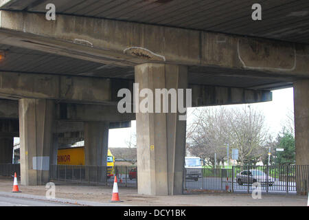 Nach der Schließung eines Abschnitts der A4 bei Hammersmith Flyover aufgrund einer Schwächung in seiner Struktur, einen Abschnitt von der M4-Überführung wird weiter entlang der gleichen Strecke, auf Fehler geprüft. Diese Bilder zeigen zahlreiche Risse in der concret Stockfoto