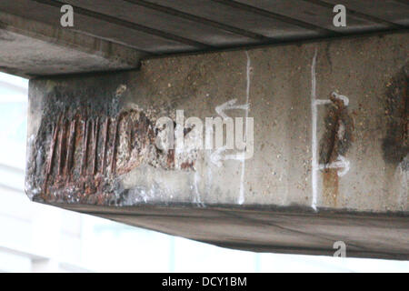 Nach der Schließung eines Abschnitts der A4 bei Hammersmith Flyover aufgrund einer Schwächung in seiner Struktur, einen Abschnitt von der M4-Überführung wird weiter entlang der gleichen Strecke, auf Fehler geprüft. Diese Bilder zeigen zahlreiche Risse in der concret Stockfoto