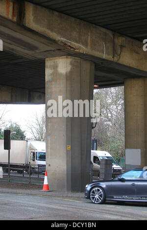 Nach der Schließung eines Abschnitts der A4 bei Hammersmith Flyover aufgrund einer Schwächung in seiner Struktur, einen Abschnitt von der M4-Überführung wird weiter entlang der gleichen Strecke, auf Fehler geprüft. Diese Bilder zeigen zahlreiche Risse in der concret Stockfoto