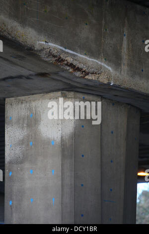 Nach der Schließung eines Abschnitts der A4 bei Hammersmith Flyover aufgrund einer Schwächung in seiner Struktur, einen Abschnitt von der M4-Überführung wird weiter entlang der gleichen Strecke, auf Fehler geprüft. Diese Bilder zeigen zahlreiche Risse in der concret Stockfoto