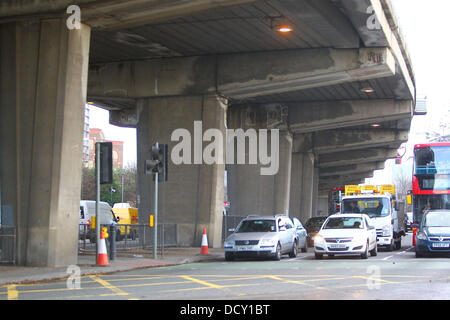 Nach der Schließung eines Abschnitts der A4 bei Hammersmith Flyover aufgrund einer Schwächung in seiner Struktur, einen Abschnitt von der M4-Überführung wird weiter entlang der gleichen Strecke, auf Fehler geprüft. Diese Bilder zeigen zahlreiche Risse in der concret Stockfoto