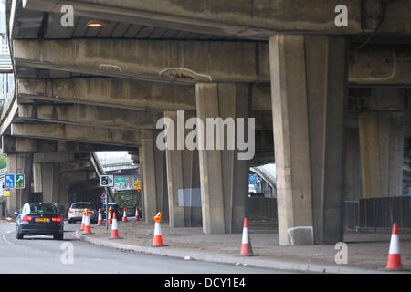 Nach der Schließung eines Abschnitts der A4 bei Hammersmith Flyover aufgrund einer Schwächung in seiner Struktur, einen Abschnitt von der M4-Überführung wird weiter entlang der gleichen Strecke, auf Fehler geprüft. Diese Bilder zeigen zahlreiche Risse in der concret Stockfoto