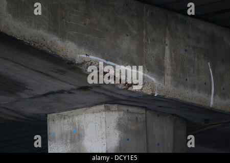 Nach der Schließung eines Abschnitts der A4 bei Hammersmith Flyover aufgrund einer Schwächung in seiner Struktur, einen Abschnitt von der M4-Überführung wird weiter entlang der gleichen Strecke, auf Fehler geprüft. Diese Bilder zeigen zahlreiche Risse in der concret Stockfoto