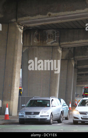 Nach der Schließung eines Abschnitts der A4 bei Hammersmith Flyover aufgrund einer Schwächung in seiner Struktur, einen Abschnitt von der M4-Überführung wird weiter entlang der gleichen Strecke, auf Fehler geprüft. Diese Bilder zeigen zahlreiche Risse in der concret Stockfoto