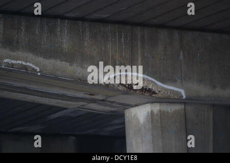 Nach der Schließung eines Abschnitts der A4 bei Hammersmith Flyover aufgrund einer Schwächung in seiner Struktur, einen Abschnitt von der M4-Überführung wird weiter entlang der gleichen Strecke, auf Fehler geprüft. Diese Bilder zeigen zahlreiche Risse in der concret Stockfoto