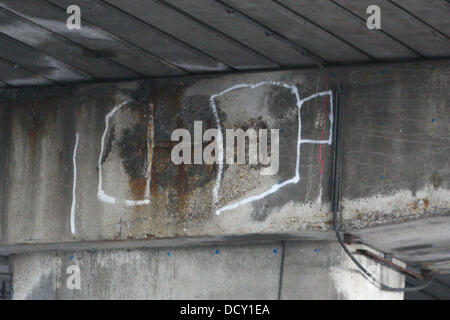 Nach der Schließung eines Abschnitts der A4 bei Hammersmith Flyover aufgrund einer Schwächung in seiner Struktur, einen Abschnitt von der M4-Überführung wird weiter entlang der gleichen Strecke, auf Fehler geprüft. Diese Bilder zeigen zahlreiche Risse in der concret Stockfoto