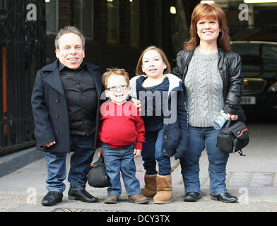 Warwick Davis mit seiner Frau Samantha und Kinder Annabel und Harrison in den ITV Studios London, England - 09.01.12 Stockfoto