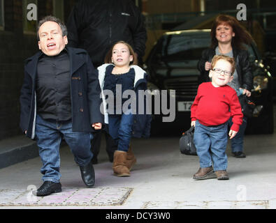 Warwick Davis mit seiner Frau Samantha und Kinder Annabel und Harrison in den ITV Studios London, England - 09.01.12 Stockfoto